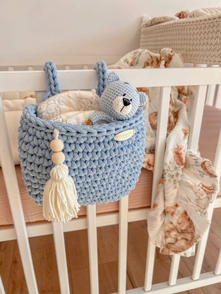 Organizer na łóżeczko ręcznie pleciony - niebieski