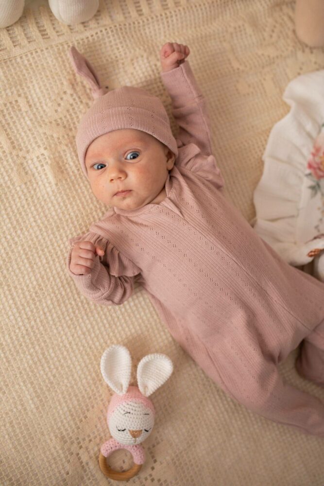 Ażurkowe śpioszki niemowlęce z falbanką róż