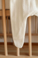 Ażurkowe śpioszki niemowlęce śmietanka - obrazek 5