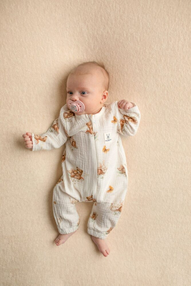 Rampers niemowlęcy muślinowy misiowa polana