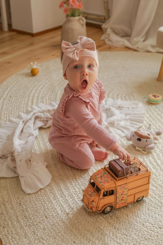 Tutina per neonato in mussola con balze, rosa sporco