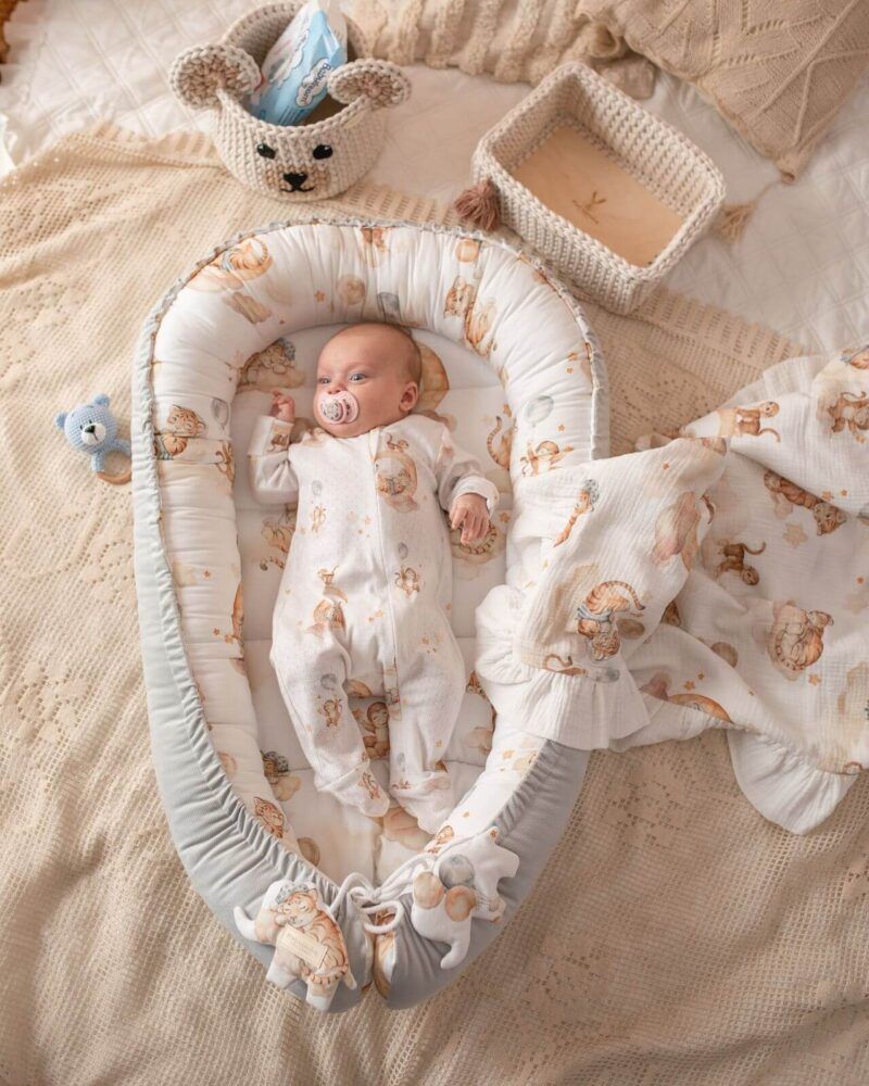 Kokon niemowlęcy tygryski i małpki w chmurach - szary