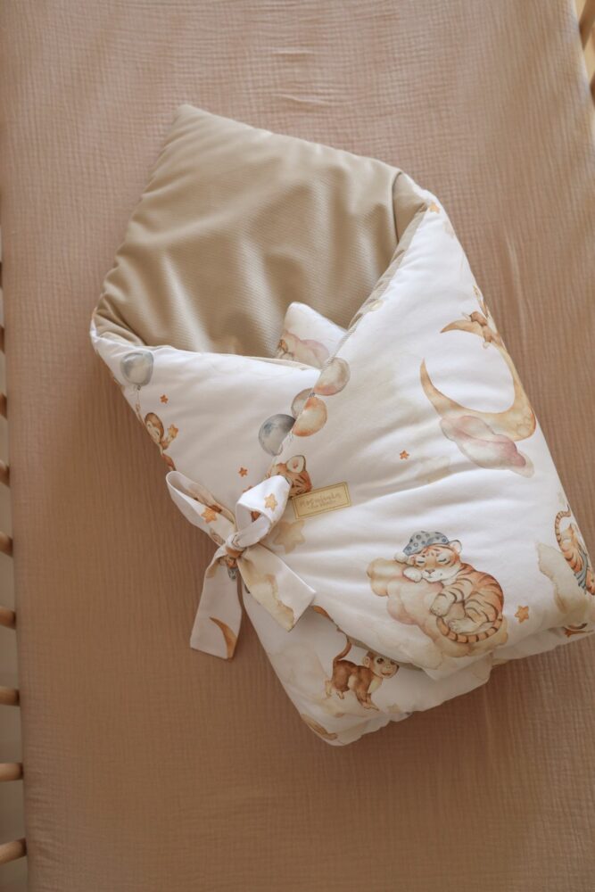 Rożek niemowlęcy tygryski i małpki w chmurach - jasny beż