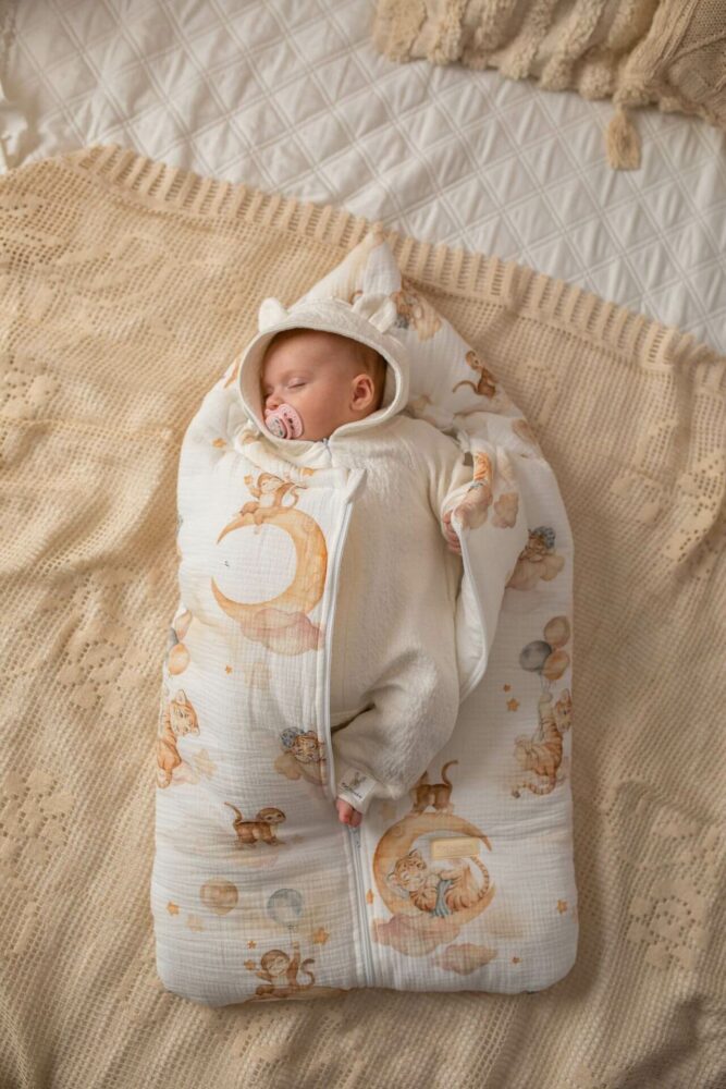 Śpiworek muślinowy do gondoli i fotelika dla niemowląt tygrysy i małpki w chmurach