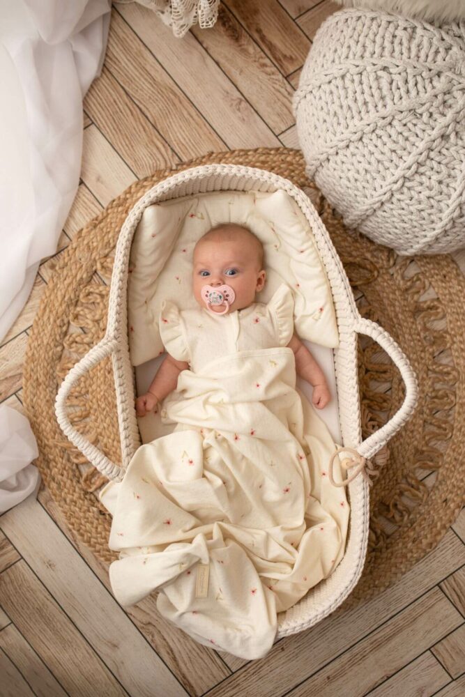 Kocyk mgiełka ażurek premium dla dzieci i niemowląt różowe kwiatuszki