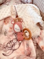 Sonaglio da dentizione (decorativo) 2 in 1 renna rosa intrecciata a mano - immagine 2