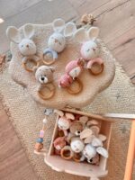 Sonaglio da dentizione (decorativo) 2 in 1 renna rosa intrecciata a mano - immagine 3