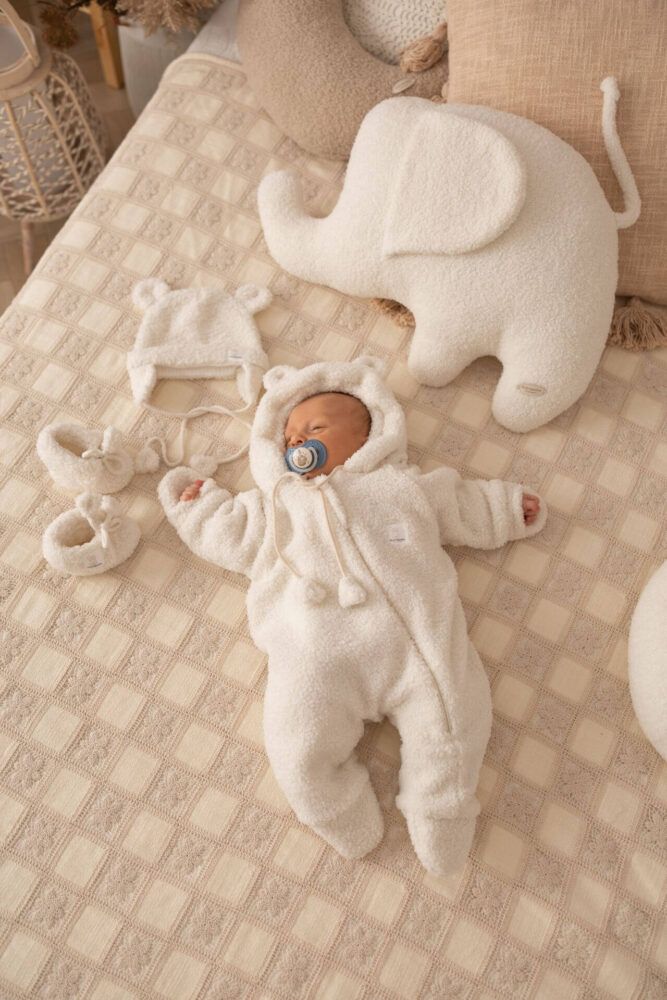 Kombinezon niemowlęcy pluszowy baranek Śmietanka | Jesienno-zimowy z zakrytymi łapkami i stópkami