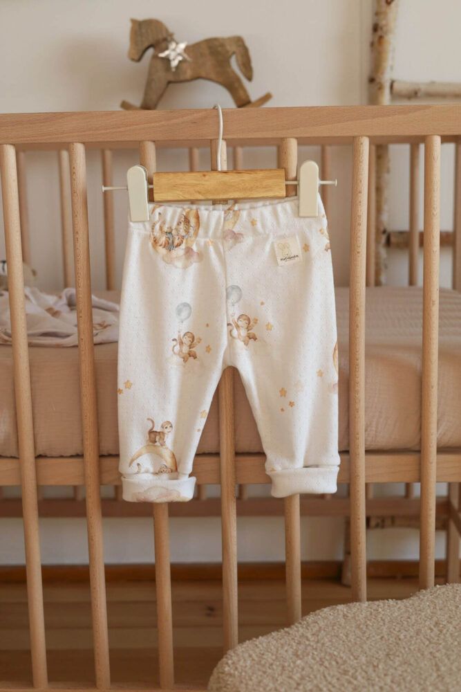 Shorts für Kinder und Babys - durchbrochene Tiger und Affen in den Wolken