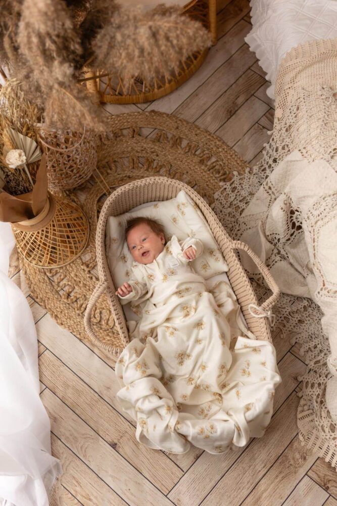 Kocyk mgiełka ażurek premium dla dzieci i niemowląt stokrotki