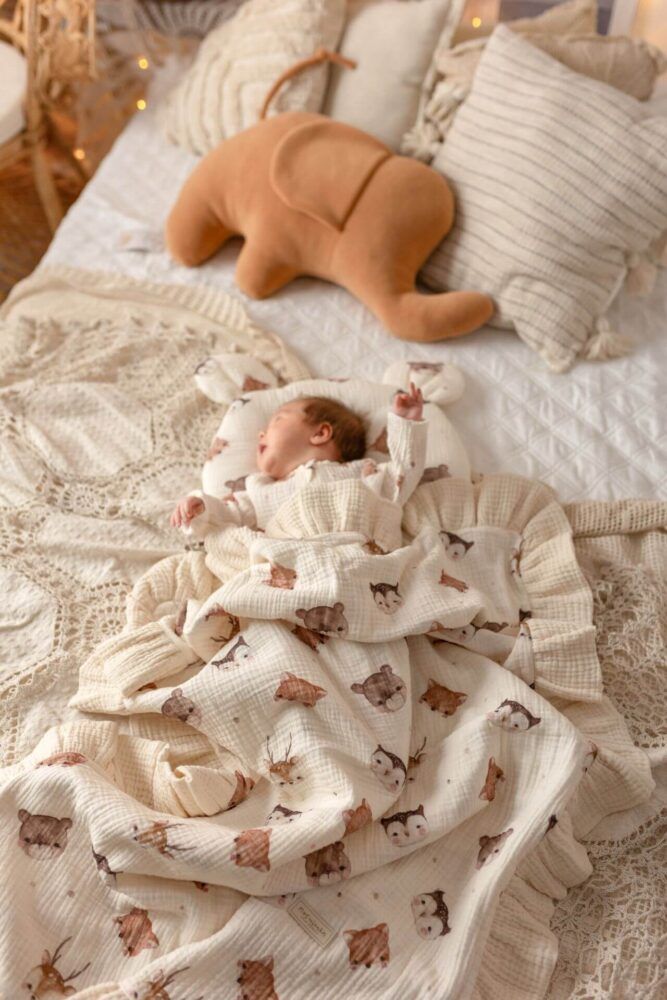 Kocyk muślinowy dla niemowląt (czterowarstwowy) / otulacz dwustronny z falbanką Leśni przyjaciele