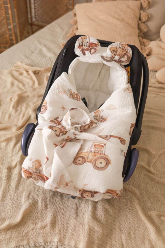 Otulacz do fotelika muślinowy premium Misie na traktorkach