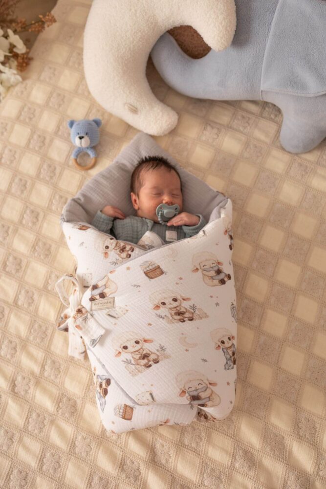 Rożek niemowlęcy muślinowy owieczki w piżamkach - szary