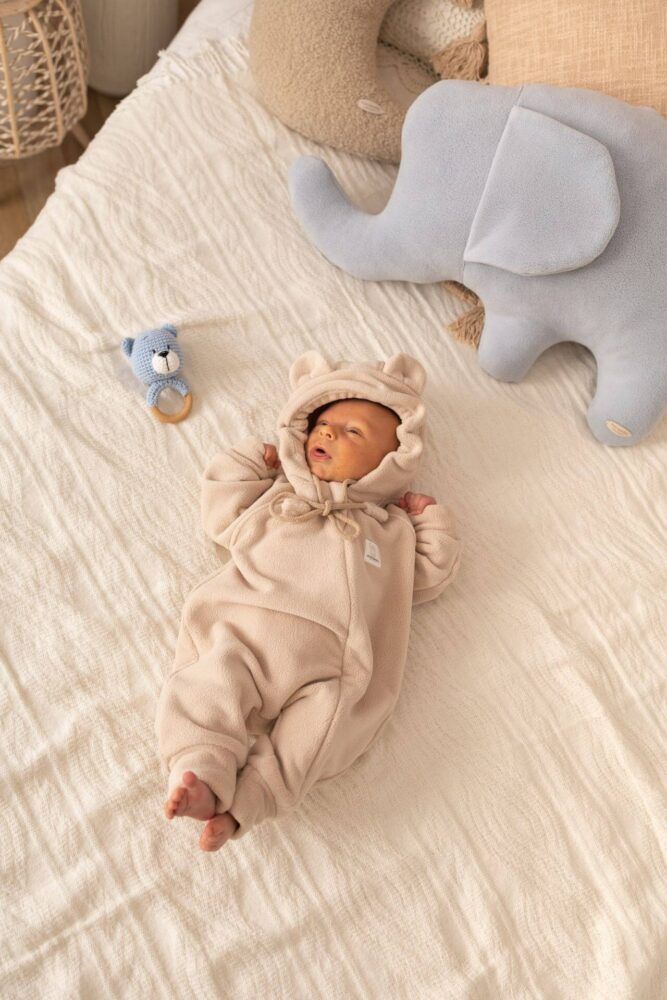 Kombinezon niemowlęcy pluszowy miś Piaskowy