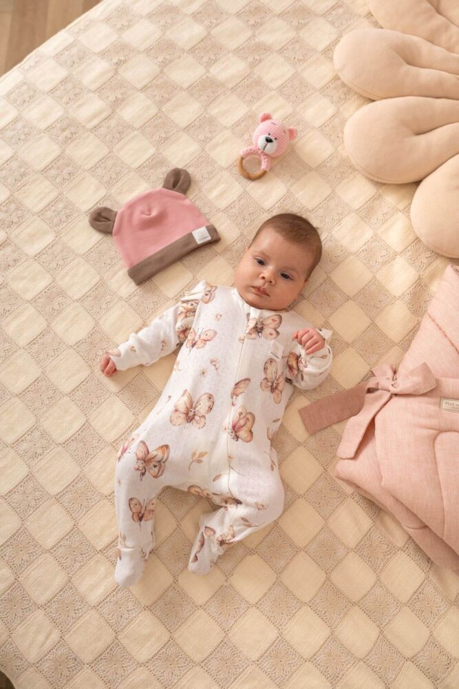 Ażurkowe śpioszki niemowlęce zakochane motylki