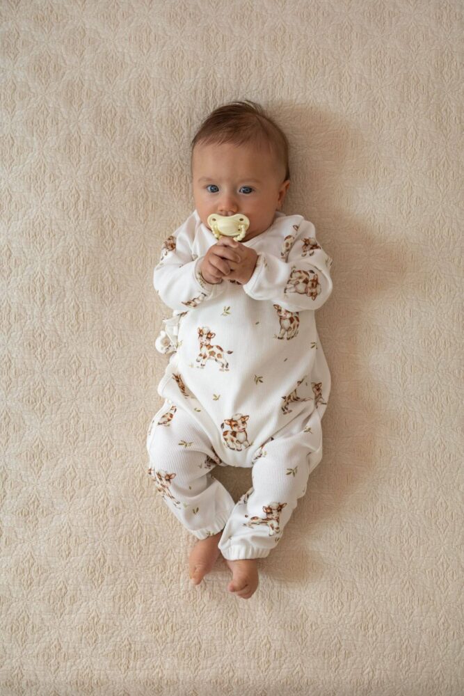 Rampers niemowlęcy kopertowy – prążkowana bawełna Krówki