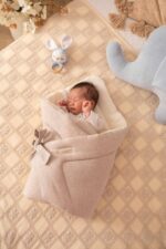 Rożek niemowlęcy lniano muślinowy w jodełkę piaskowy beż