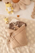 Rożek niemowlęcy lniano muślinowy w jodełkę mleczny karmel - obrazek 6