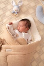 Rożek niemowlęcy lniano muślinowy w jodełkę mleczny karmel - obrazek 3