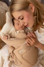 Rożek niemowlęcy lniano muślinowy w jodełkę mleczny karmel - obrazek 4