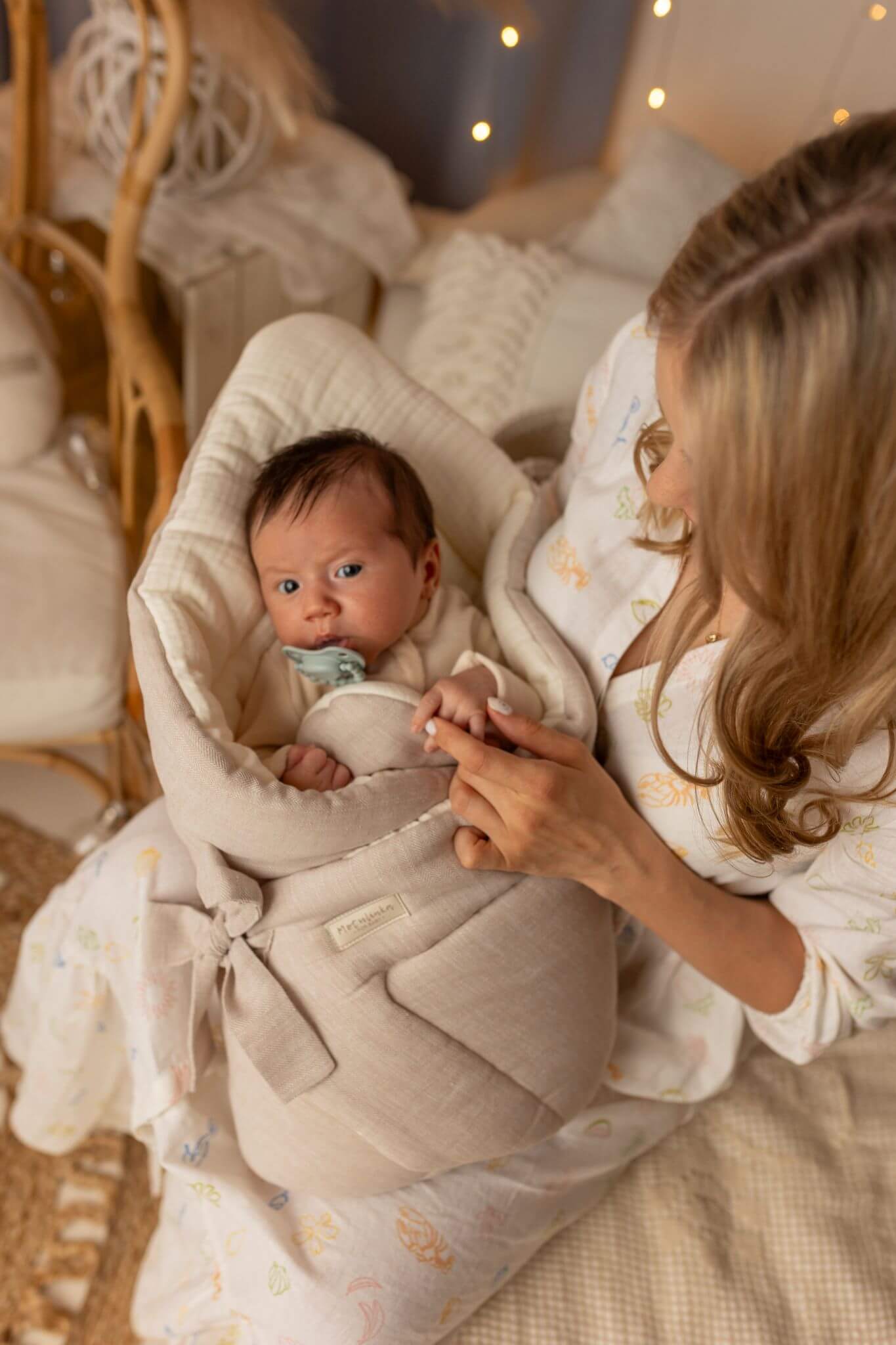 rozek niemowlecy lniano muslinowy piaskowy 1 Rożek niemowlęcy lniano muślinowy w jodełkę piaskowy beż - obrazek 2