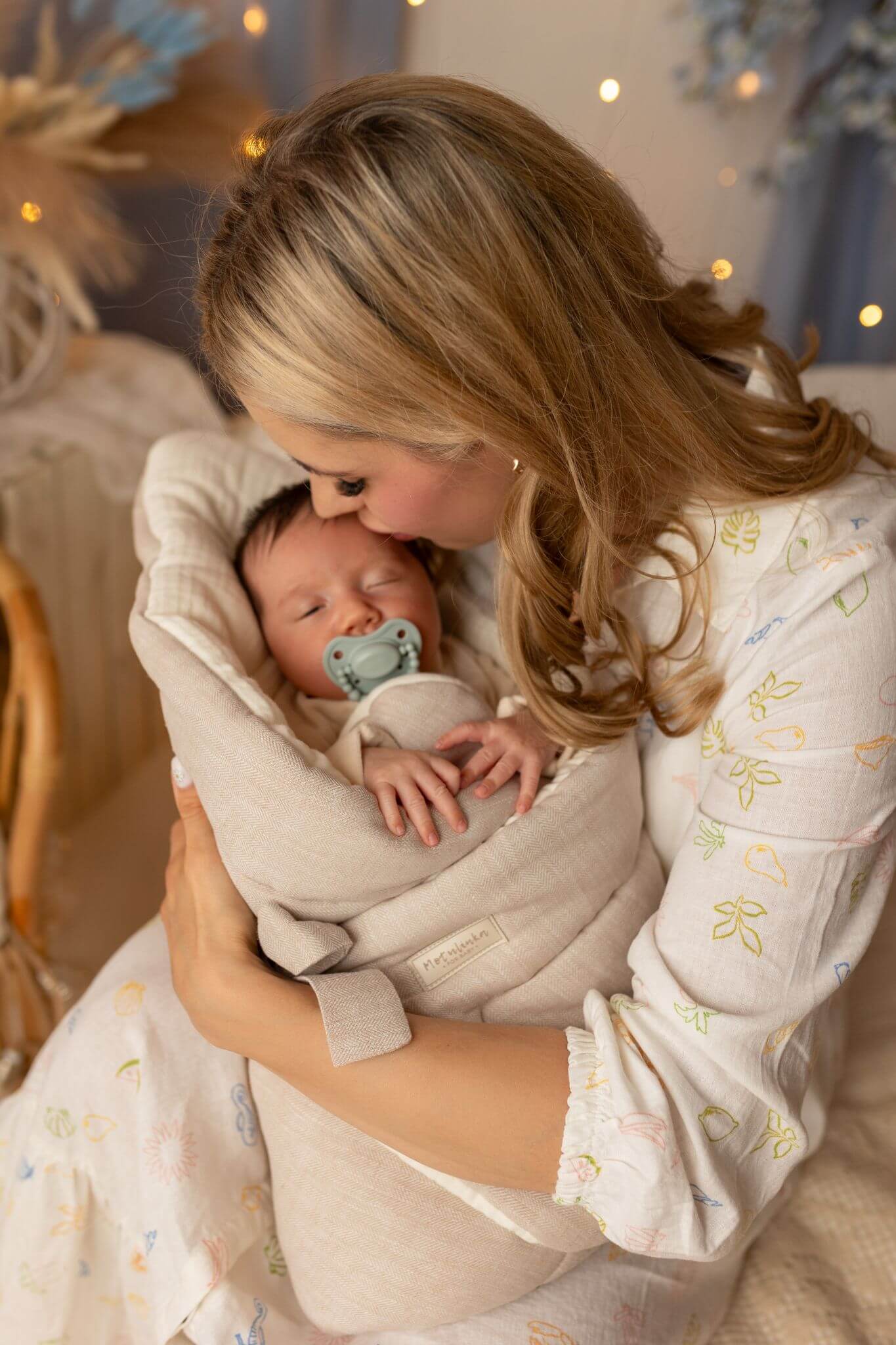 rozek niemowlecy lniano muslinowy piaskowy 2 Rożek niemowlęcy lniano muślinowy w jodełkę piaskowy beż - obrazek 4