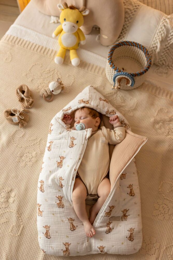 Śpiworek muślinowy do gondoli i fotelika dla niemowląt żyrafki – beż
