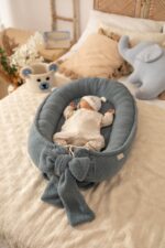 Kokon niemowlęcy premium baranek – old blue (+ materac i prześcieradło)