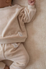 Komplet niemowlęcy welurowy - bluzeczka i spodenki ciepły krem - obrazek 3