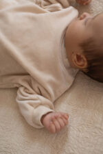 Komplet niemowlęcy welurowy - bluzeczka i spodenki ciepły krem - obrazek 4