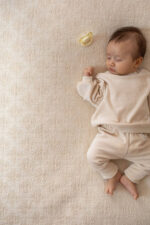 Komplet niemowlęcy welurowy - bluzeczka i spodenki ciepły krem - obrazek 2