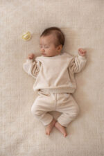 Komplet niemowlęcy welurowy - bluzeczka i spodenki ciepły krem