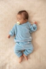 Komplet niemowlęcy welurowy - bluzeczka i spodenki pastelowy błękit