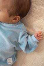 Komplet niemowlęcy welurowy - bluzeczka i spodenki pastelowy błękit - obrazek 4