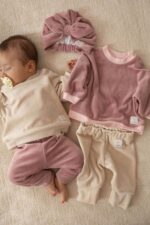 Komplet niemowlęcy welurowy - bluzeczka i spodenki ciepły krem - obrazek 5