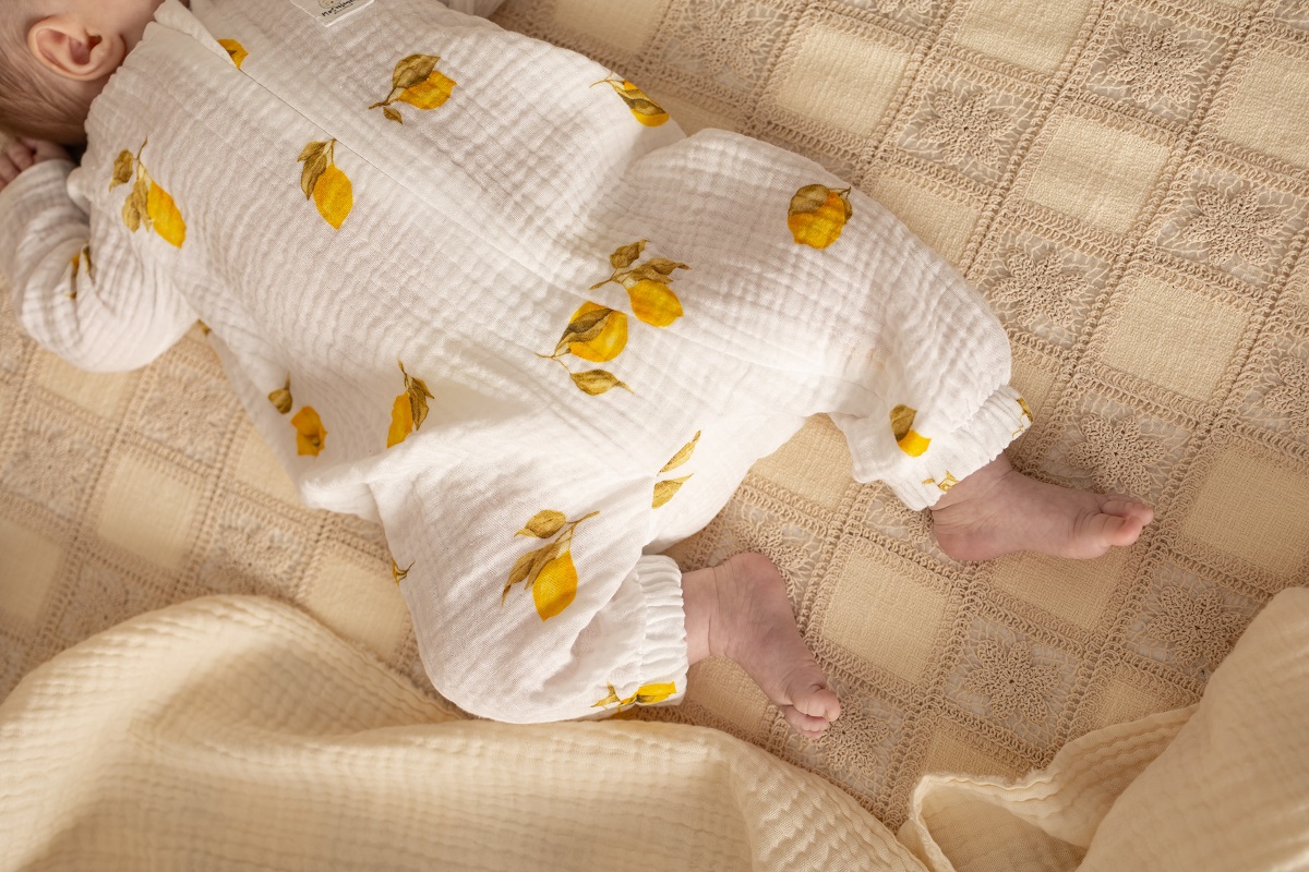 biały muślinowy rampers w cytrynki