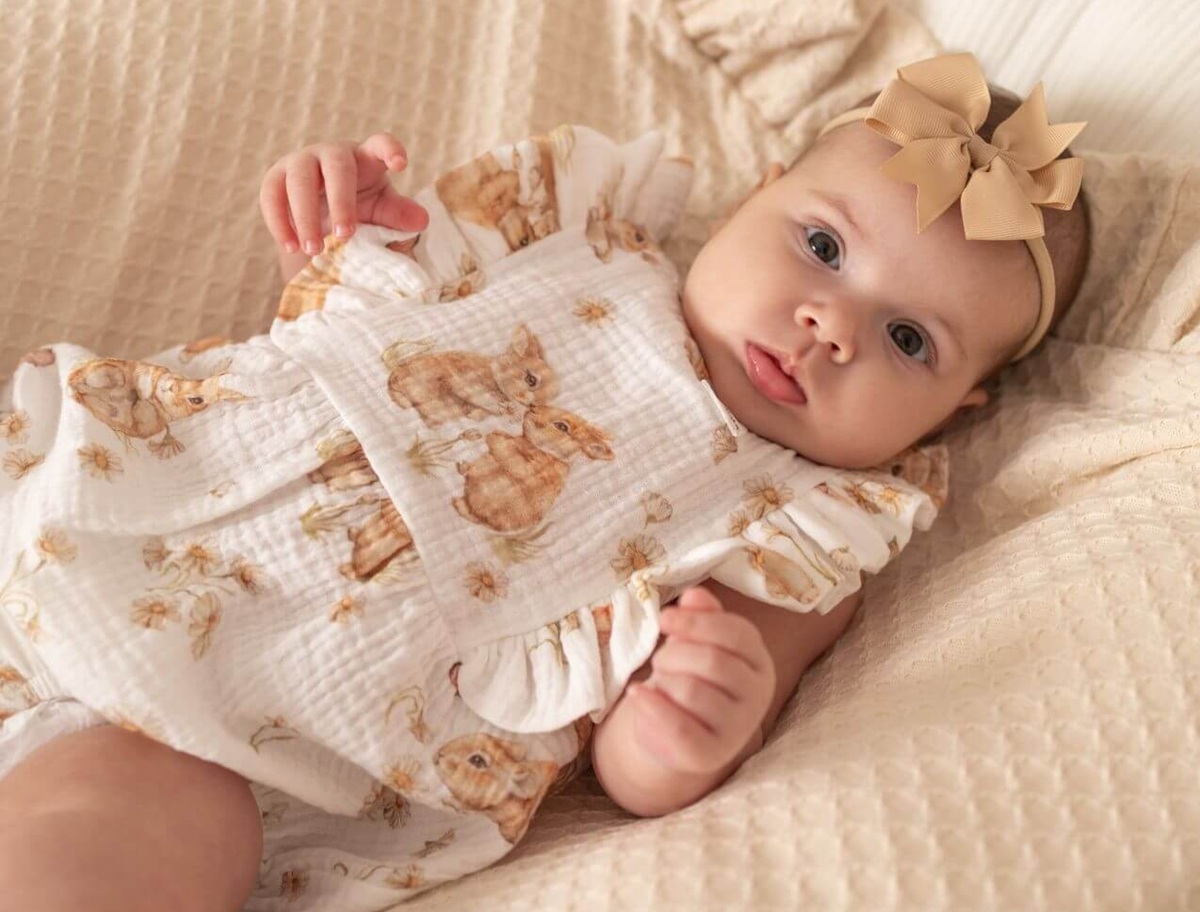 noworodek w letnich ubrankach z muślinu