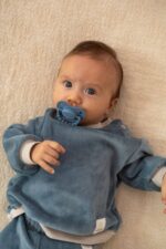 Komplet niemowlęcy welurowy – bluzeczka i spodenki old blue - obrazek 2