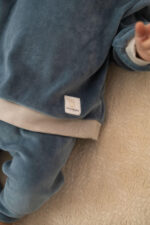 Komplet niemowlęcy welurowy – bluzeczka i spodenki old blue - obrazek 3