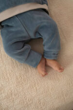 Komplet niemowlęcy welurowy – bluzeczka i spodenki old blue - obrazek 4