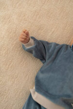 Komplet niemowlęcy welurowy – bluzeczka i spodenki old blue - obrazek 5