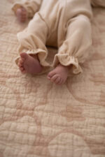 Rampers niemowlęcy welurowy ciepły krem - obrazek 3