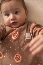 Rampers niemowlęcy kopertowy – prążkowana bawełna Ciasteczkowy Mikołaj - obrazek 2