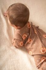 Rampers niemowlęcy kopertowy – prążkowana bawełna Ciasteczkowy Mikołaj - obrazek 3