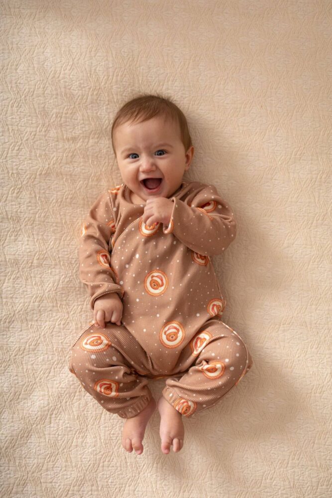 Rampers niemowlęcy kopertowy – prążkowana bawełna Ciasteczkowy Mikołaj