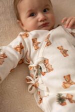 Rampers niemowlęcy kopertowy – prążkowana bawełna Świąteczne misie - obrazek 2