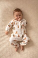 Rampers niemowlęcy kopertowy – prążkowana bawełna Świąteczne misie