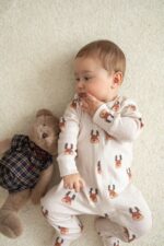 Peleles de bebé con renos calados