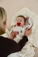 Pelele de bebé con reno calado - imagen 4