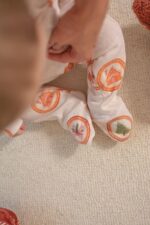 Ażurkowe śpioszki niemowlęce świąteczne ciasteczka - obrazek 3